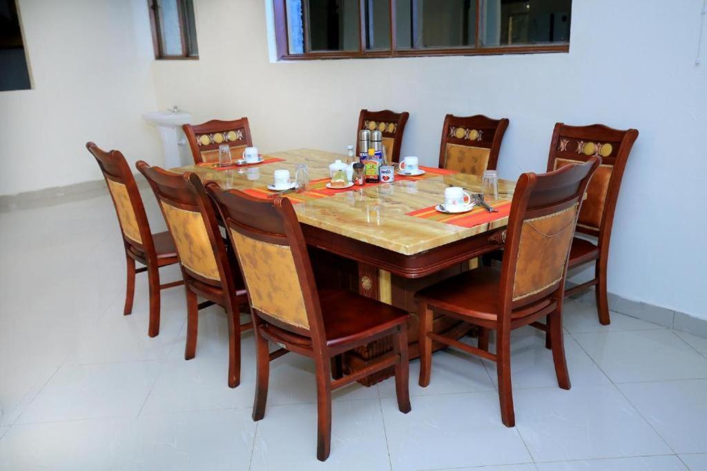 Discovery Courts Hotel Entebbe Exterior photo