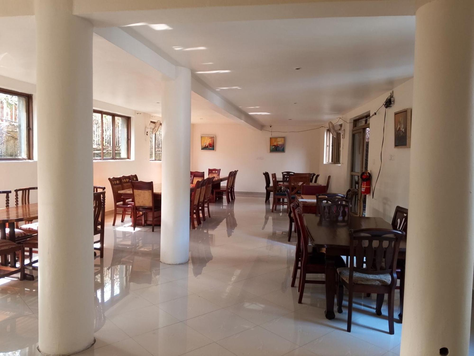 Discovery Courts Hotel Entebbe Exterior photo